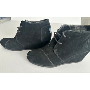 TOMS Desert Wedge Booties Black Suede Size 7.5 Cute and Comfortable!